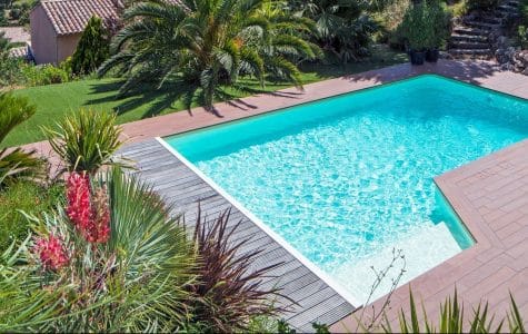 Piscine avec escalier d'angle