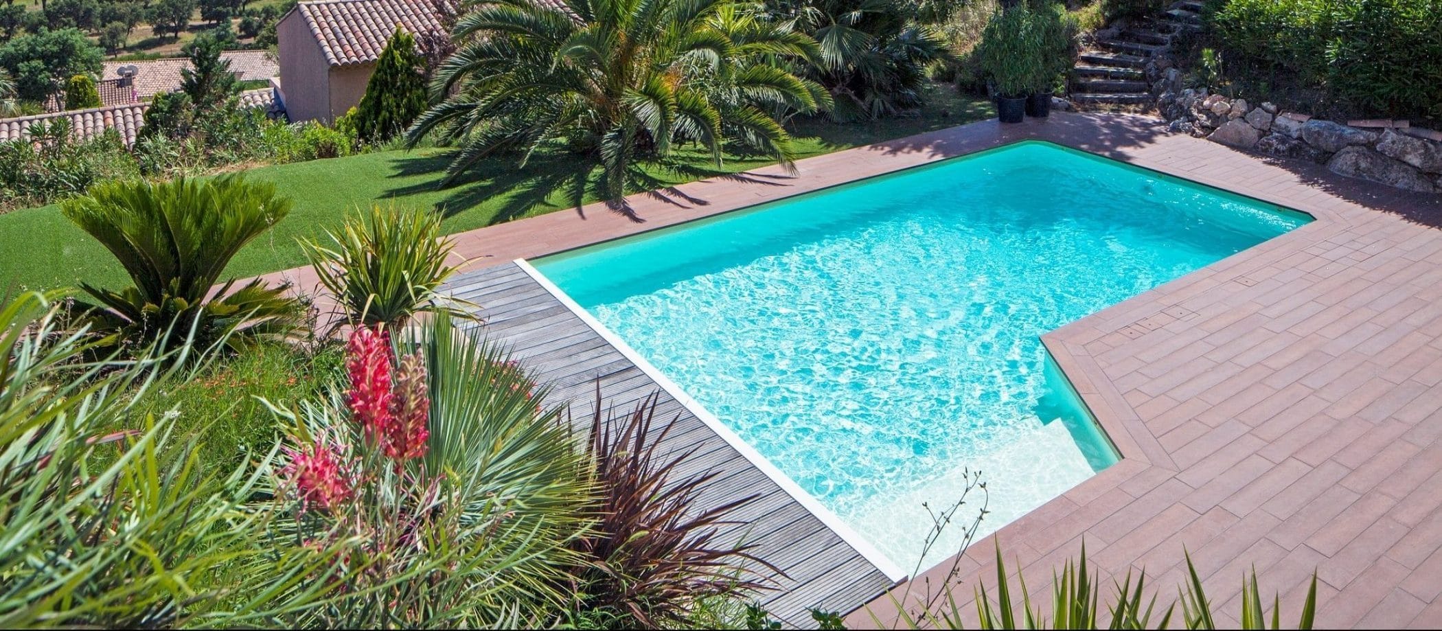 Piscine avec escalier d'angle