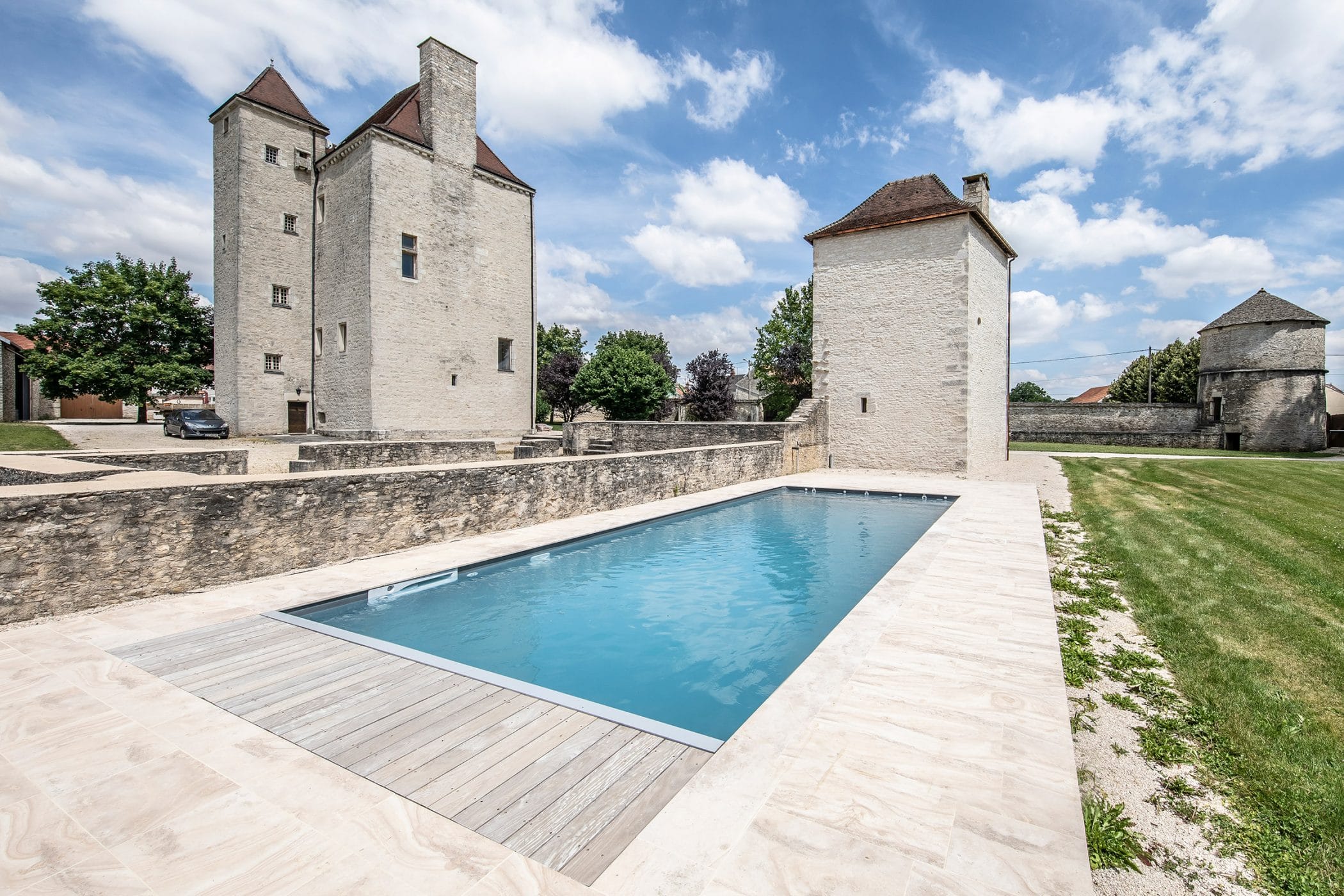 Piscine rectangle, château