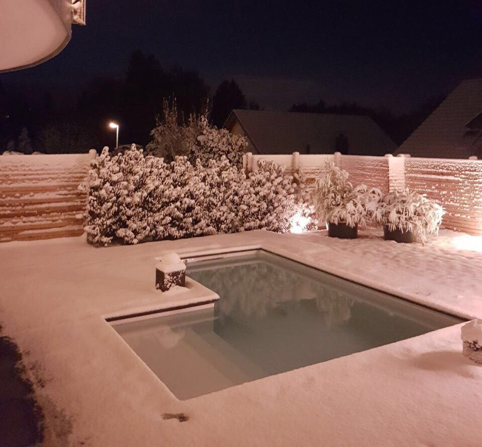 Piscine sous la neige