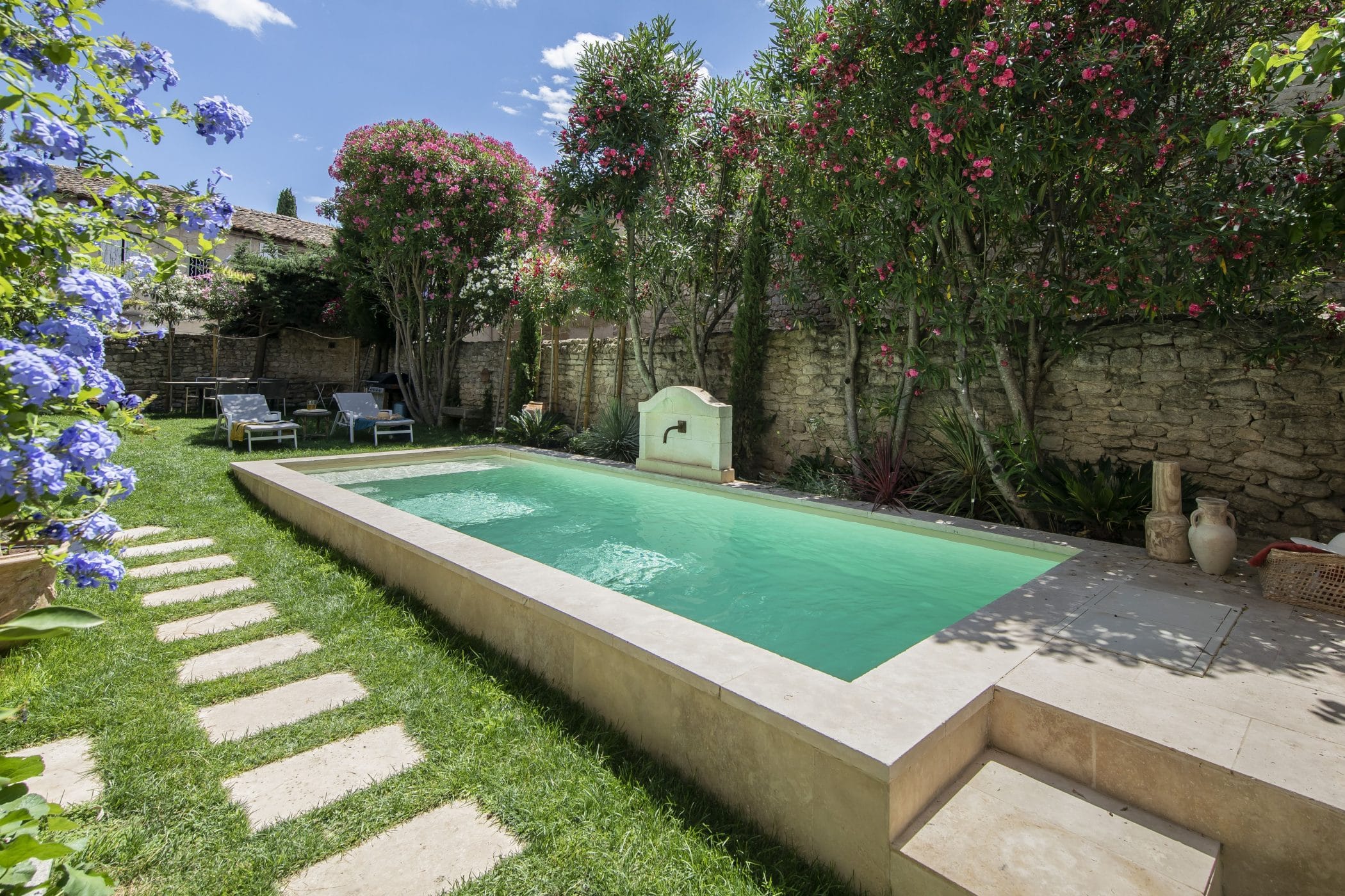 Piscine extérieure : hors sol, maçonnée et abris