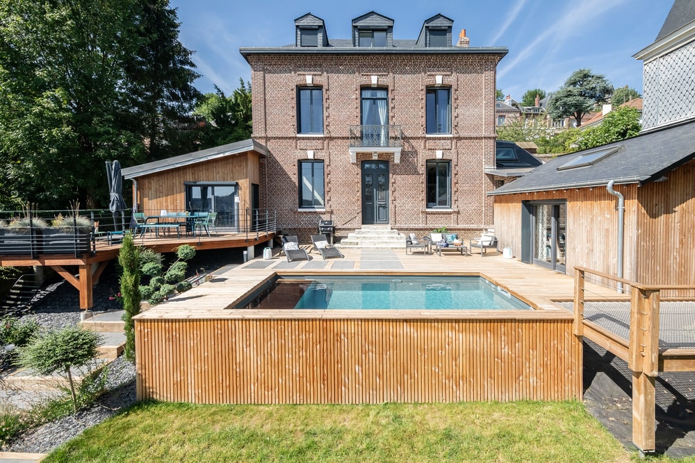 Piscine semi enterrée béton